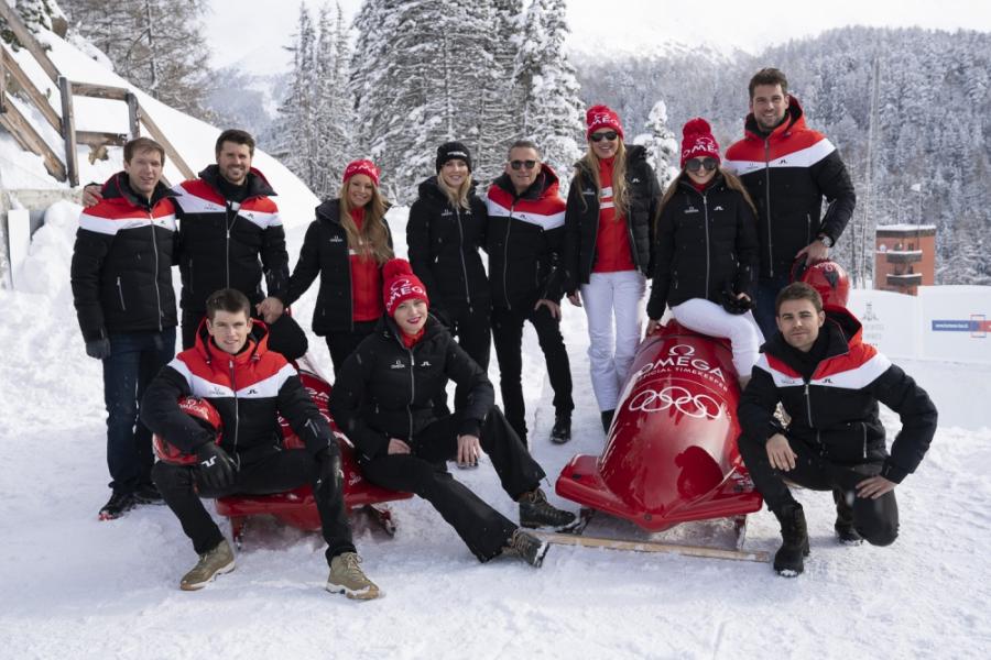 OMEGA, St. Moritz'de yıldızlarla dolu bir Kızak Yarışı düzenledi